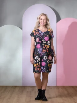 KESÄmekko (Kuningatarkukka muste / fuksia trikoo)